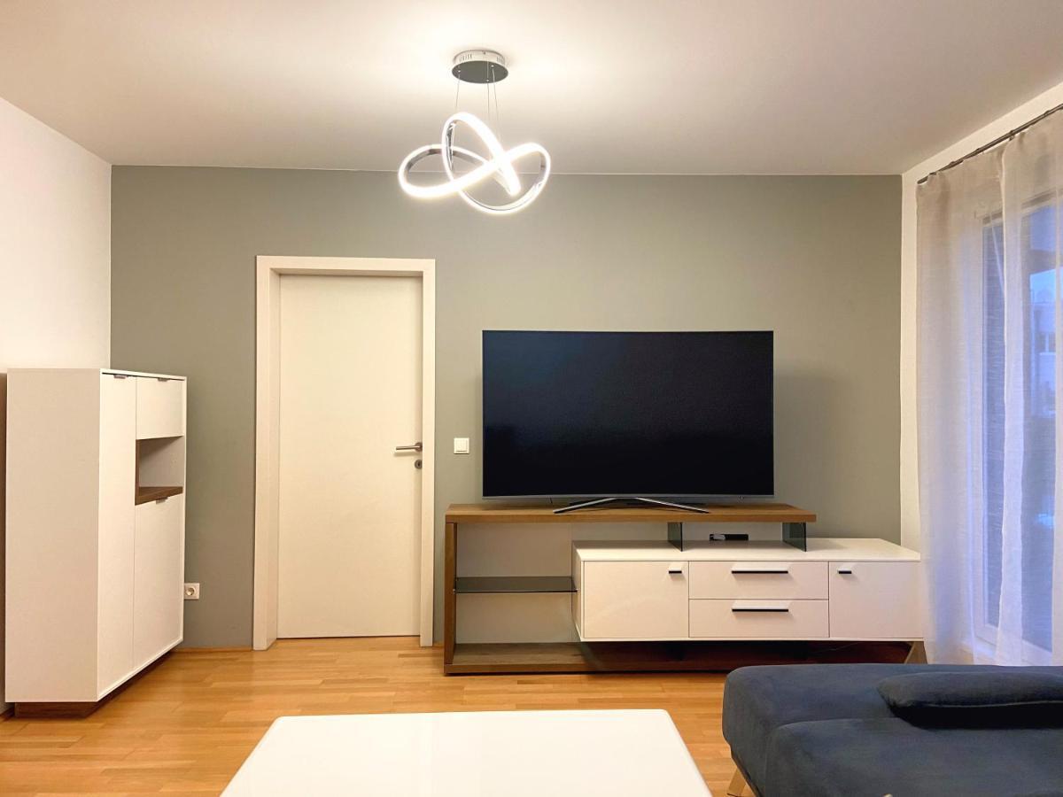 Near Lake Spacious & Furnished Beautiful Apartment เวียนนา ภายนอก รูปภาพ